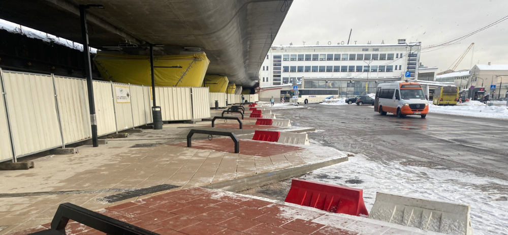 Labas ziņas autoostas pasažieriem – zem jaunuzbūvētās “Rail Baltica” estakādes autoostā atsākta autobusu apkalpošana!