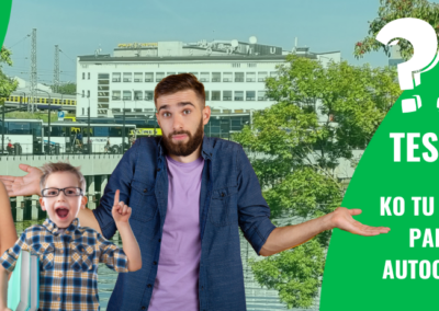 1. Fons un vispārējā kompozīcija Attēla centrā, fonā, redzama Rīgas starptautiskās autoostas ēka un tai apkārt esoši koki. Daļa ēkas ir pelēkā vai gaiši krāsotā tonī, logi un stāvi redzami vairāku līmeņu augstumā, fonā iespējams saskatīt arī dzelzceļa infrastruktūru. Viss fons ir nedaudz izpludināts, lai priekšplāns ar cilvēku fotogrāfijām un krāsaino grafiku izceltos skaidrāk. 2. Cilvēku grupas attēlojums (priekšplānā): Kreisajā malā redzama jauna sieviete ar domīgu sejas izteiksmi – viņas roka viegli pieskaras zodam, it kā viņa risinātu kādu mīklu vai jautājumu. Blakus sievietei, nedaudz priekšplānā, atrodas mazs zēns ar priecīgu, paceltu pirkstu, it kā viņš būtu gatavs atbildēt uz jautājumu vai dalīties ar ideju. Centrā redzams jauns vīrietis zilā T-kreklā, ar izteiksmi “nezinu” vai “kas par lietu?”, jo viņš parausta plecus un plati izpleš rokas. 3. Grafiskie elementi un teksta izvietojums (labā puse): Labajā pusē atrodas vertikāls, spilgti zaļš laukums. Tajā augšā liels jautājuma un izsaukuma zīmes apvienojums “?!”, kas vizuāli akcentē uzdoto jautājumu. Zemāk lieliem, baltajiem burtiem rakstīts: “TESTS” “KO TU ZINI PAR AUTOOSTU”