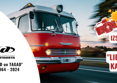 Attēlā redzams horizontāls plakāts, kura galvenais vizuālais elements ir spilgti sarkans retro autobuss, braucošs pa lauku ceļu. Fons ir nedaudz izpludināts, lai uzsvērtu kustību un norietošās saules gaismu. Autobusa dizainā saskatāmas vēsturiskas iezīmes – noapaļotas formas un hromēti akcenti priekšējā daļā. Pa kreisi plakātā ir balts, ieliekts laukums, kur redzams Rīgas starptautiskās autoostas logotips un teksts: “TAD un TAGAD 1964 – 2024” Tas norāda uz autoostas vēsturisko un mūsdienu attīstību. Pa labi, virs attēla, izvietots sarkanu toņu fotoaparāta simbols ar teksta ierakstu “IZSTĀDE ‘LIELCEĻU KARAĻI’”, kas informē par izstādes nosaukumu un saturu, visticamāk saistītu ar vēsturisko autobusu attīstību vai to fotogrāfijām.