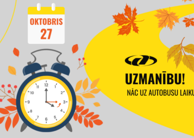 Attēlā redzams gaišs pelēks fons ar spilgtām, rudenīgām ilustrācijām un informatīvu tekstu. Kreisajā pusē izvietots stilizēts kalendārs ar uzrakstu “OKTOBRIS 27”, zem kura attēlots klasisks modinātājpulkstenis, kas apvīts ar rudens lapām un ogām. Labajā pusē attēlota liela dzeltena viļņveida josla, kurā iekomponētas krītošas koku lapas dzeltenos, oranžos un sarkanos toņos. Uz šīs joslas redzams Rīgas starptautiskās autoostas logotips, kā arī liels, melns un dzeltenbrūns uzraksts: “UZMANĪBU! NĀC UZ AUTOBUSU LAIKUS!” Kopumā plakāta dizains atgādina rudens motīvu brīdinājumu vai aicinājumu sekot līdzi izmaiņām autobusu kursēšanas grafikā 27. oktobrī.