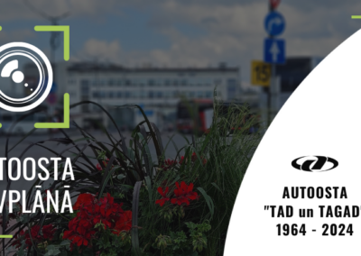 Attēls veidots kā reklāmas vai informatīvs baneris ar izpludinātu Rīgas starptautiskās autoostas fonu un izceltu priekšplānu, kurā redzams ziedu pods ar sarkaniem ziediem. Kreisajā pusē novietots liels, balts fotokameras objektīva simbols, ko ietver spilgti zaļi, stūrveidīgi “fokusēšanas” marķieri. Zem tā atrodas uzraksts “AUTOOSTA TUVPLĀNĀ”. Labajā pusē redzama balta lauka izliekta josla ar Rīgas starptautiskās autoostas logotipu un tekstu “AUTOOSTA ‘TAD un TAGAD’ 1964 - 2024”. Kopumā dizains akcentē fotoobjektīvu un autoostas nosaukumu, bet pats fons – autoostas teritorija ar cilvēku siluetiem un ceļu satiksmes elementiem – ir redzams izpludināti, lai izceltu priekšplānā esošo informatīvo saturu.