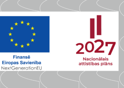 Attēlā redzams balts laukums uz pelēka, stilizēta fona. Kreisajā pusē atrodas Eiropas Savienības karogs ar uzrakstu “Finansē Eiropas Savienība – NextGenerationEU”. Labajā pusē atrodas sarkanā krāsā atveidots uzraksts “2027 Nacionālais attīstības plāns”. Fons sastāv no atkārtota gaiša, viļņota raksta.