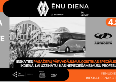 Attēlā redzams tumši pelēks un melnbalts grafisks plakāts par “Ēnu dienu”, ko organizē “JA Latvia”. Plakāta augšējā kreisajā daļā ir uzraksti “Ieskaties nākotnē” un “Ieskaties profesijā”, bet labajā pusē izcelts datums “4. aprīlis”. Vidū, melnbaltā fotogrāfijā, redzama autoosta ar stāvošu starppilsētu autobusu. Apakšā atrodas pamanāms aicinājums: “IESKATIES PASAŽIERU PĀRVADĀJUMU LOĢISTIKAS SPECIĀLISTU IKDIENĀ, LAI UZZINĀTU, KAS NEPIECIEŠAMS MŪSU PROFESIJAI!”, kā arī mirkļbirkas “#ENUDIENA” un “#IESKATIESNAKOTNĒ”. Kreisajā malā redzams arī “Ēnu dienas” logotips, savukārt labajā malā – “Rīgas starptautiskās autoostas” logotips.