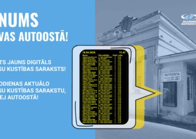 Attēlā redzams paziņojums par jauninājumu Jelgavas autoostā. Kreisajā pusē uz zila fona ar lieliem burtiem rakstīts: "Jaunums Jelgavas autoostā!" Zem tā ir dzelteni izceltas divas ziņas: uzstādīts jauns digitāls autobusu kustības saraksts un aicinājums iepazīties ar aktuālo autobusu sarakstu pirms ieiešanas autoostā. Labajā pusē redzama melnbalta Jelgavas autoostas ēkas fotogrāfija, uz kuras fona ir attēlots jauns digitālais autobusu kustības saraksts ar dzeltenu tekstu uz melna ekrāna. Augšējā labajā stūrī ir Jelgavas autoostas logotips.